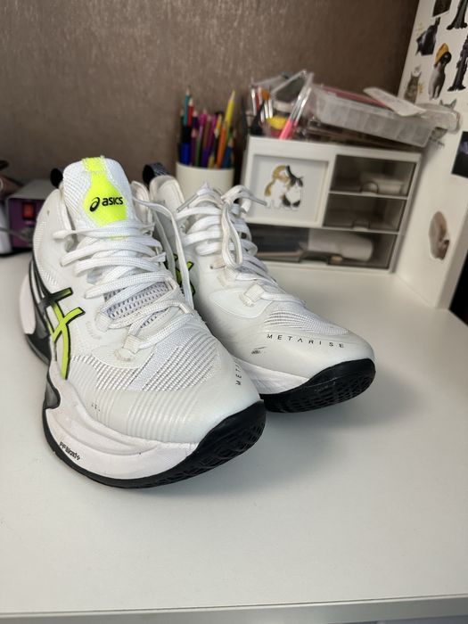 Продам кроссовки для волейбола (ASICS)