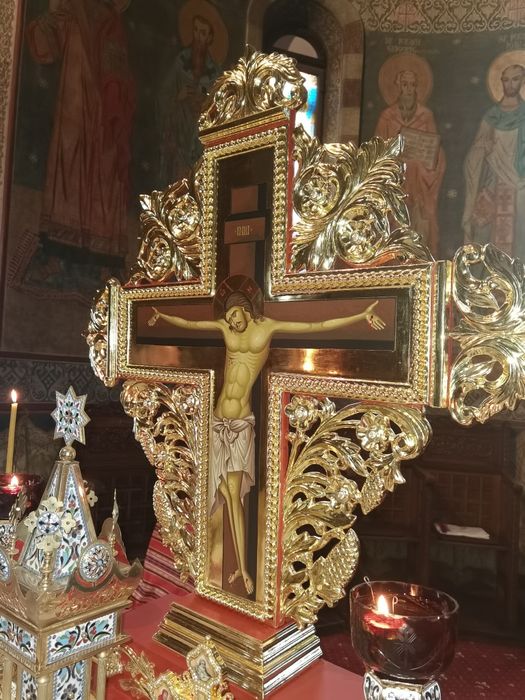 Cruce Sfântul Altar
