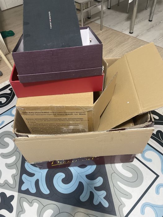 Коробки отдам даром