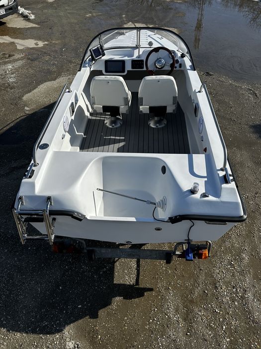 Barca tip salupa pentru agrement sau pescuit