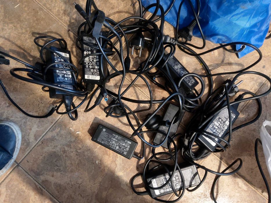 Продавам зарядни за за лаптоп DELL 65 w и hp 45W с тънка букса