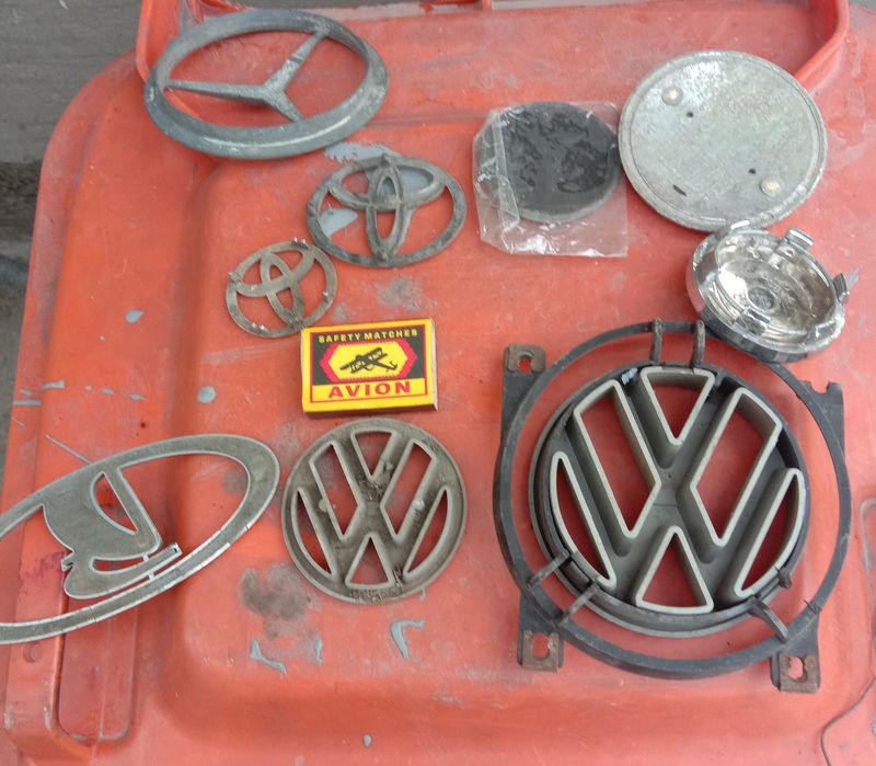 Крышки и автоэмблемы