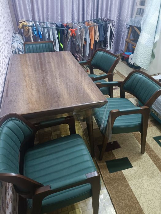 Продаю новые , идеальные стол стулья.