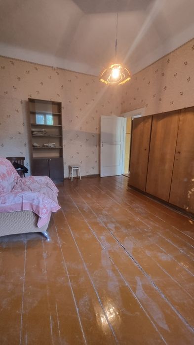 Продаётся 3 х комнатная квартира на втором этаже ориентир 15 школа