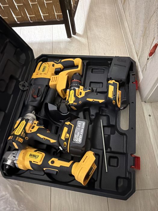 Продам электростанцию в наборе иснструмент девальт 4