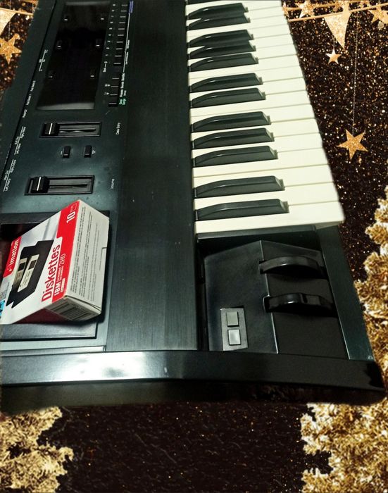 Ensoniq ts 10 sotiladi.  3-5 Versiya