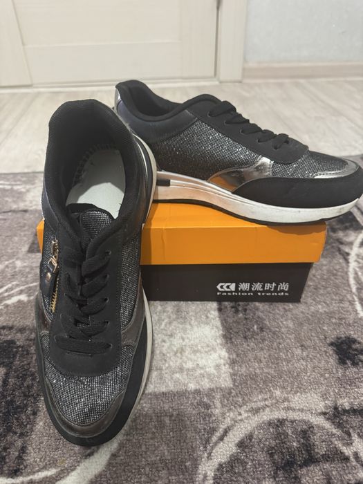 Продам кроссовки