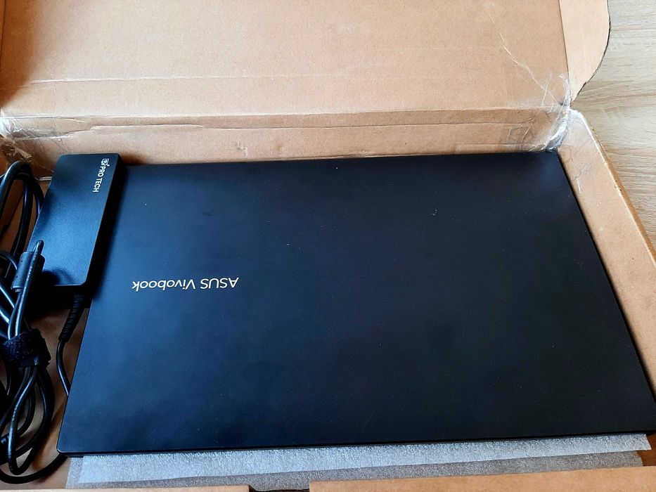 Laptop ASUS procesor gen 11 în cutie