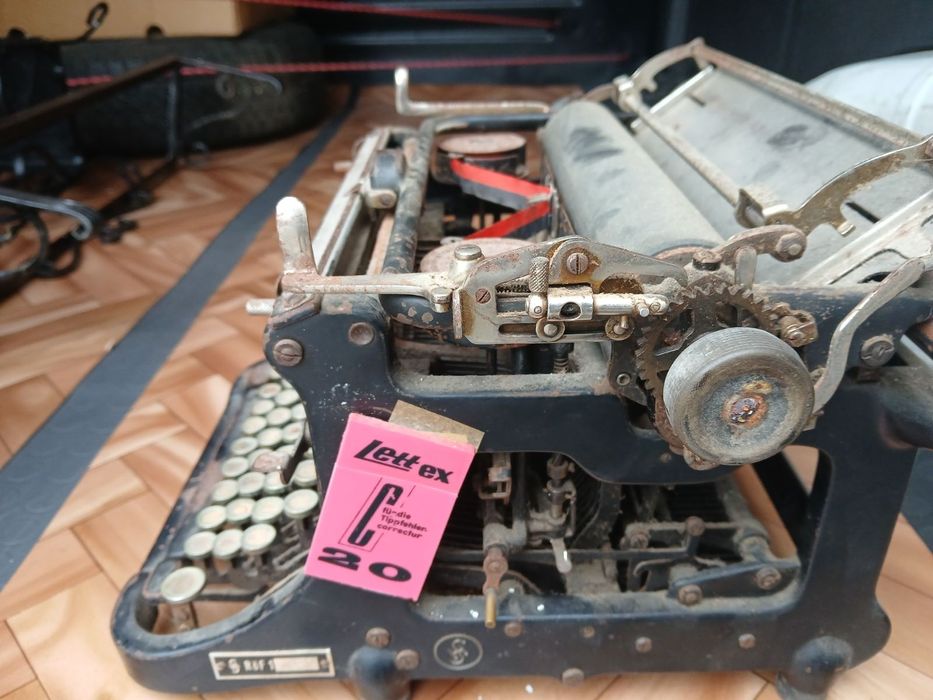Стара пишеща машина