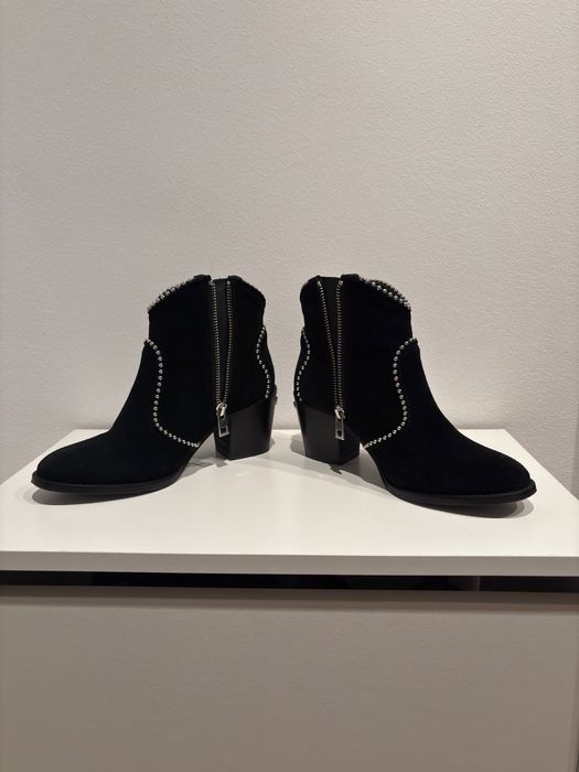 Botine Zadig & Voltaire de piele întoarsă, negre, cu ținte argintii