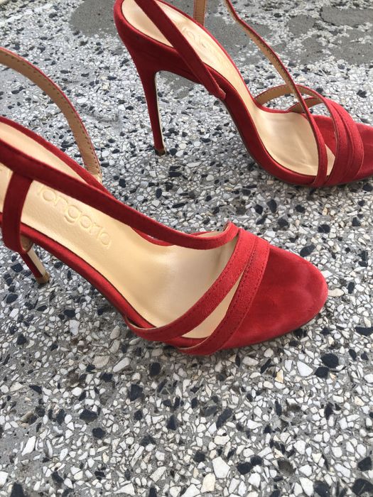 Елегантни сандали на ток