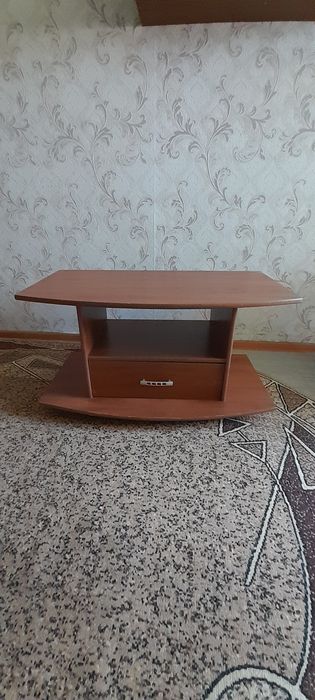 Журнальный столик с полкой