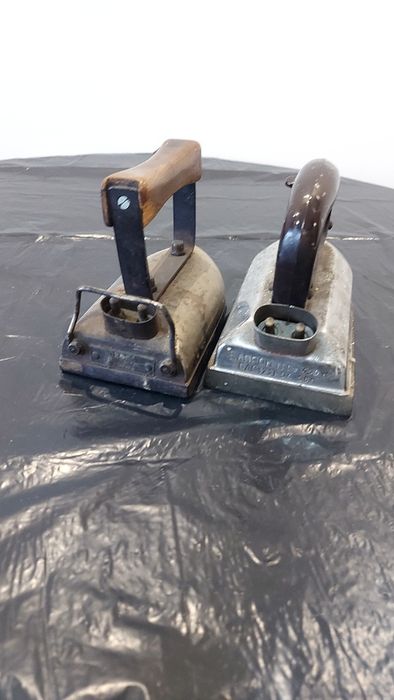 Желязна старинна  ютия