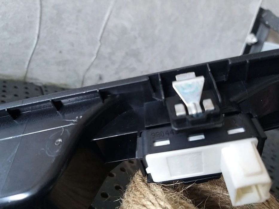 Buton geam electric stanga spate peugeot 5008 2 98044803zd