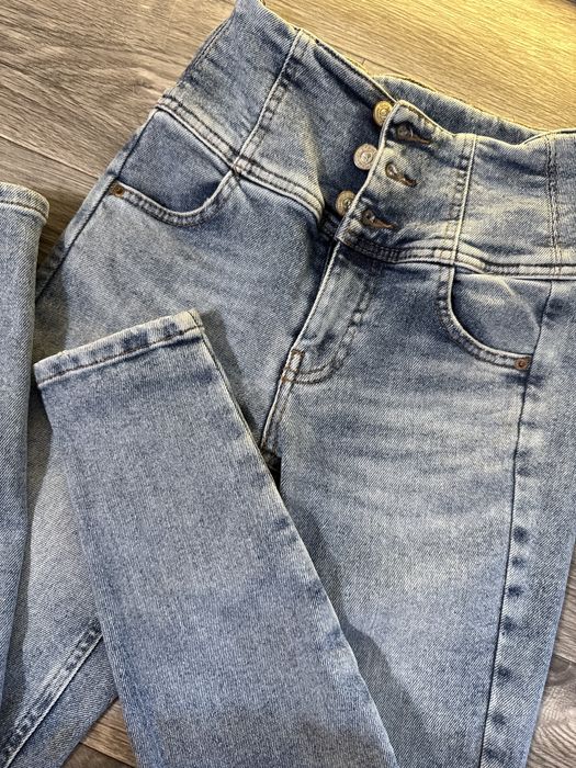 Продам женские джинсы