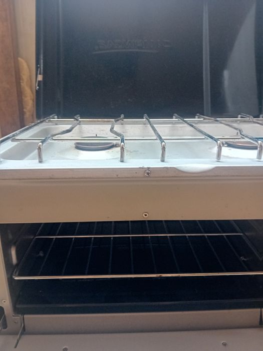 Фурна  и котлони на газ.  Имам и още една