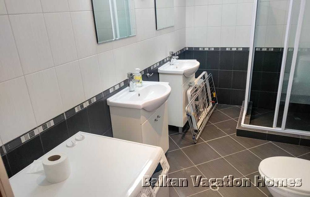 Голям тристаен апартамент с морска панорама в Бяла