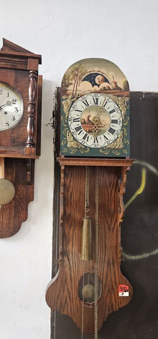 Различни стенни часовници