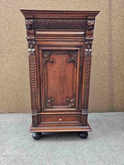 Уникален шкаф с дърворезба