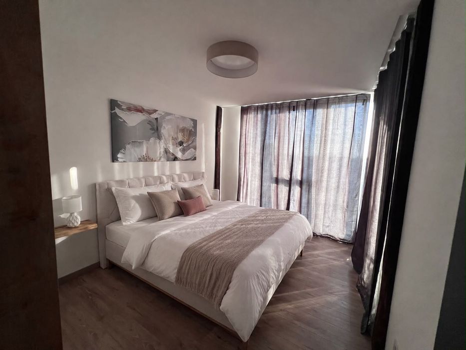 Inchiriez apartament central, parcare inclusa