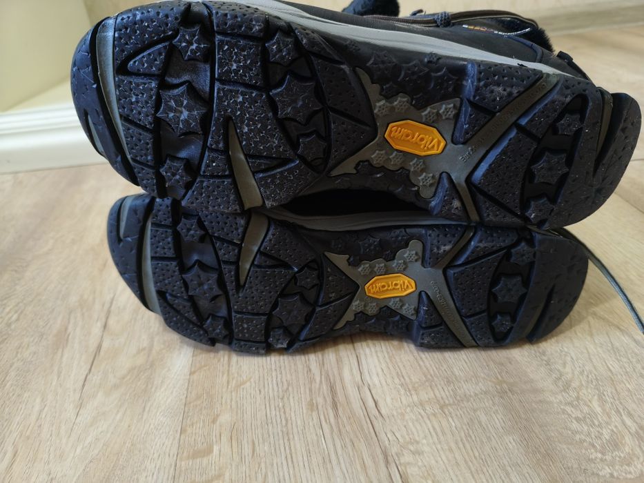 Продам кроссовки Merrell