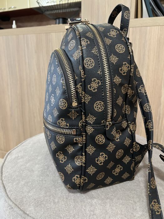 Раница Guess лека забележка