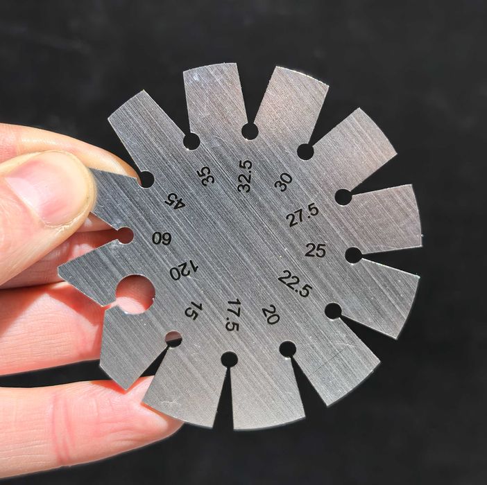 Dispozitiv metalic pentru măsurat unghiul de ascuțire al lamei: topor