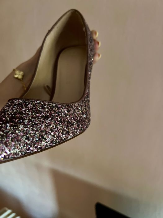 Елегантни обувки на ток