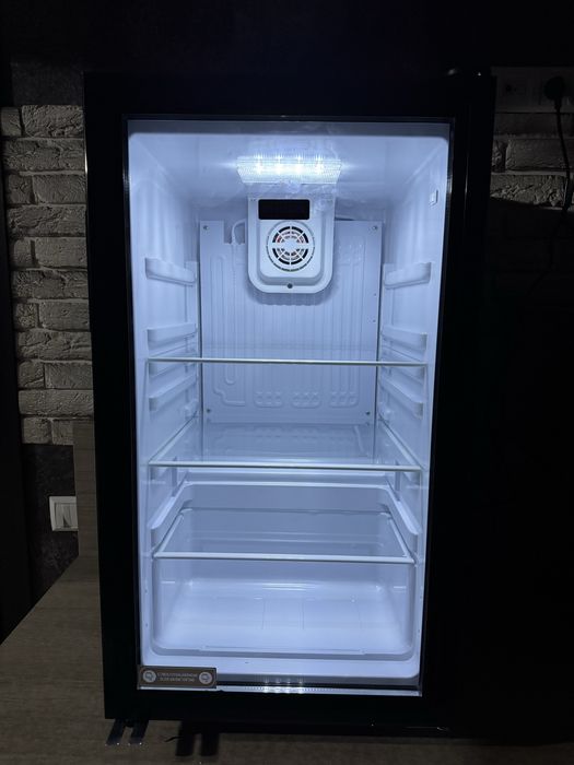 Витриный холодильник Aiwa