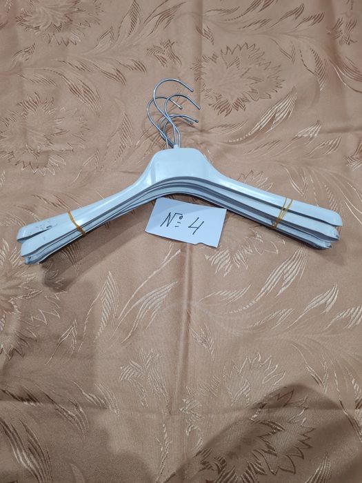 18ст.бр.  Пласмасови закачалки за дрехи широко рамо бройката струва 0