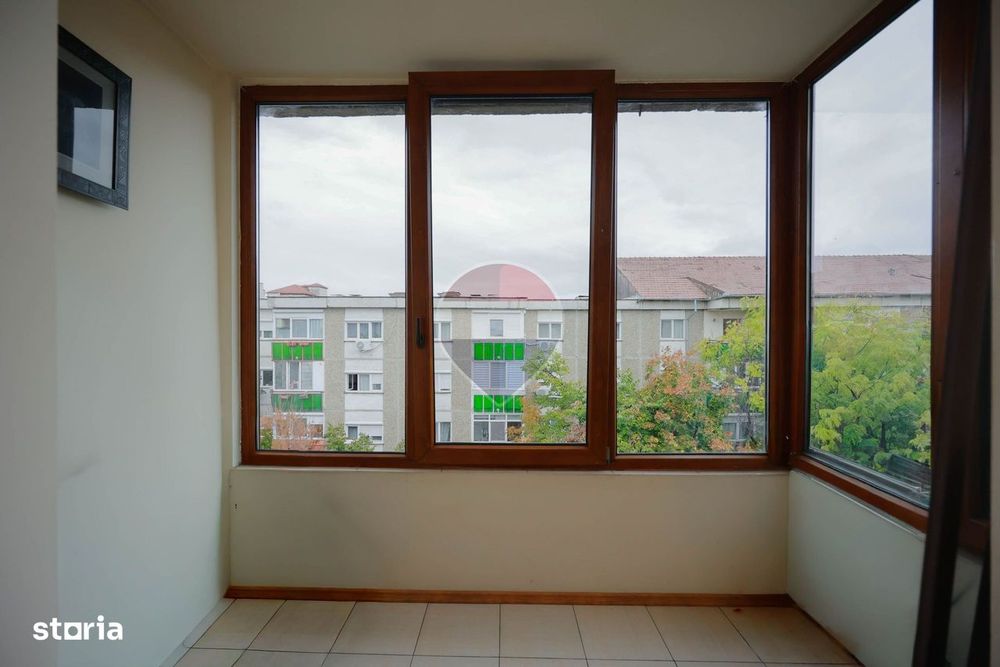 De vânzare apartament cu 3 camere, în zona Decebal