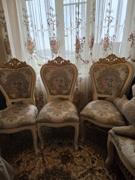 Продаётся стол стулья деревянные