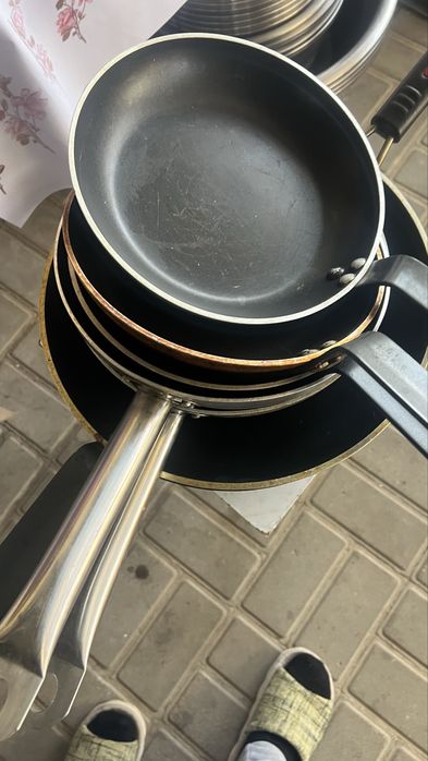 Сковородки разной величины есть и чугунные