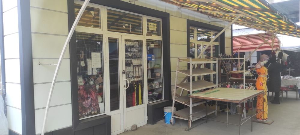 Охангарон дехкон бозори марказида дукон сотилади!!!