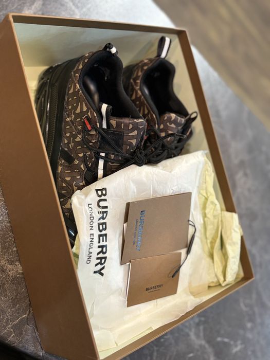 Кроссовки от burberry