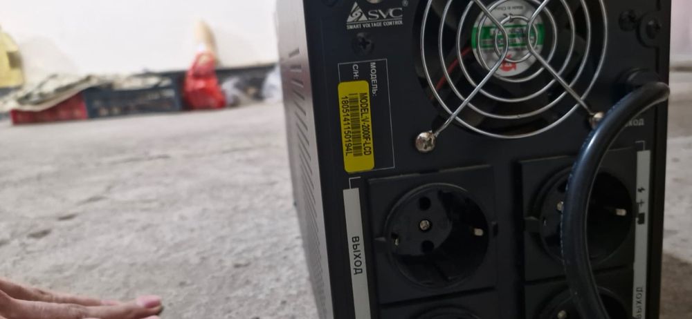 ИБП SVC V1000, V2000 LCD.