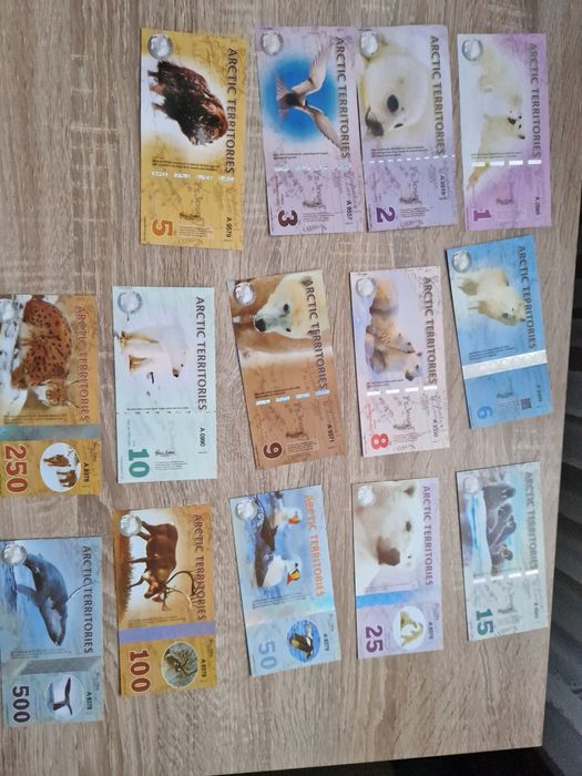 Vand 14 bancnote teritoriile arctice