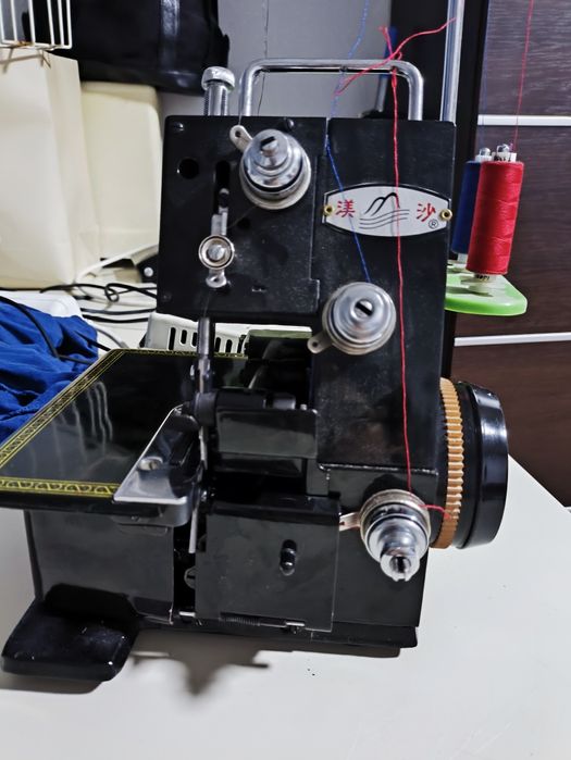 Оверлок в хорошем состоянии