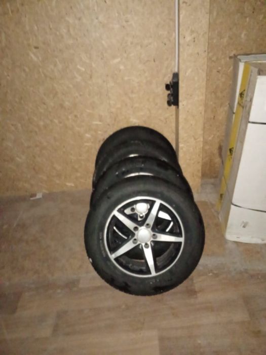 Продам шины  с дисками.
