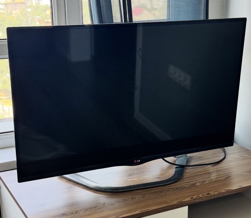 Телевизор LG на подставке