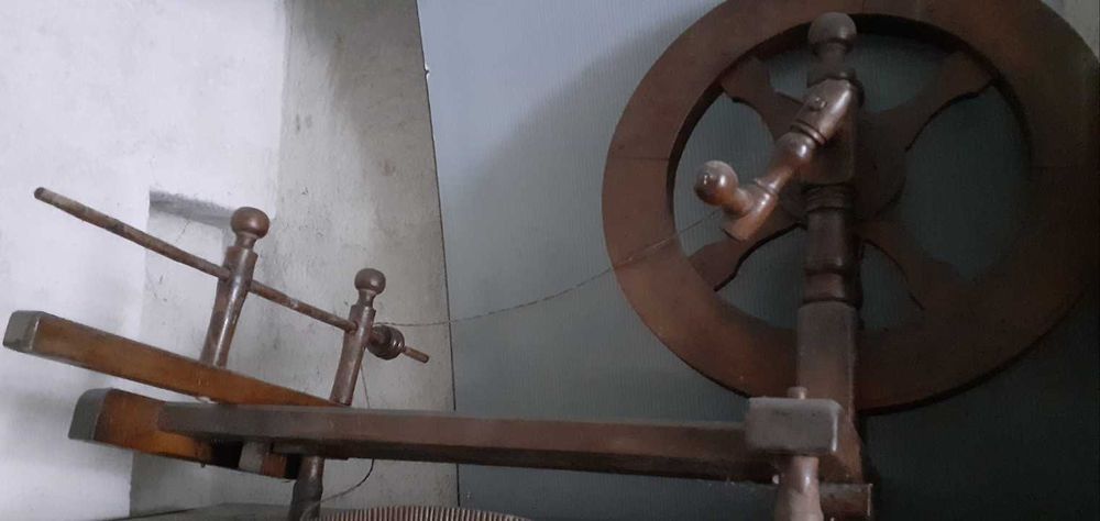 Чекрък старинен за тъкане в  добро състояние от масивно дърво.