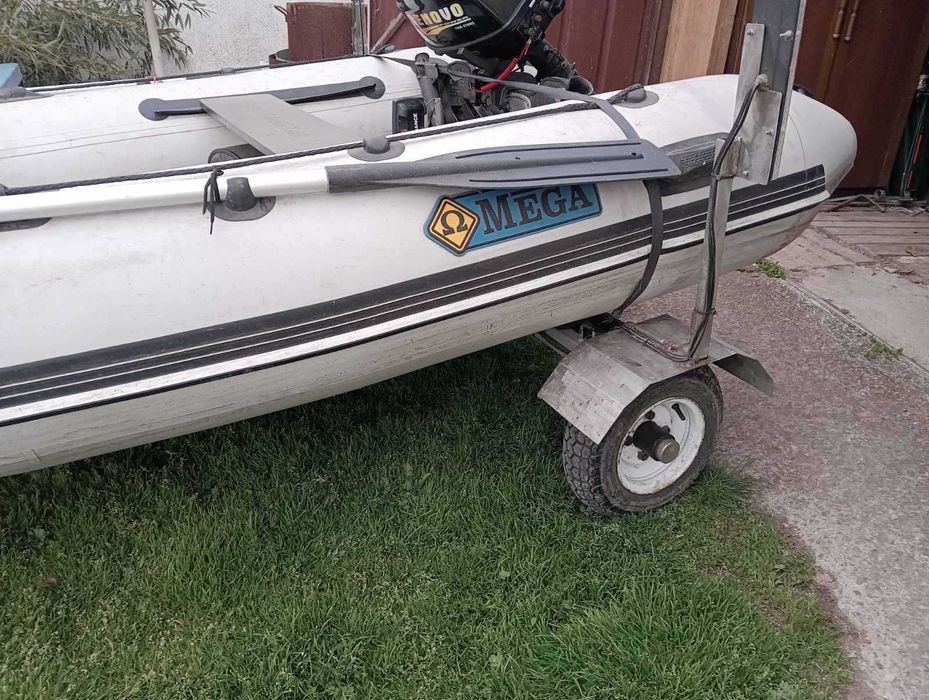 Гумена лодка с двигател