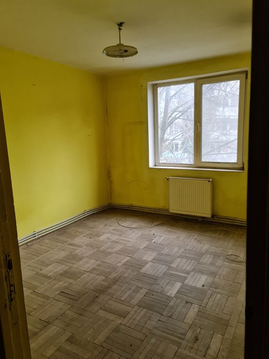 Apartament 3 camere semidecomandat