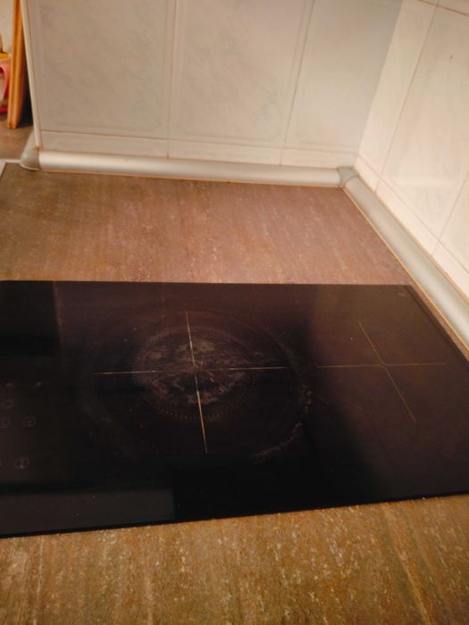 Кухня с шкафове и уреди