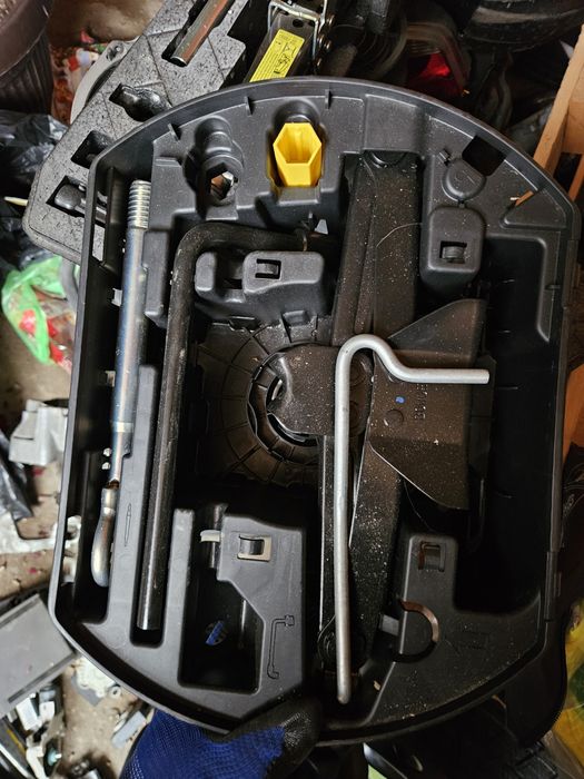 Резервна гума патерица с крик и ключ за Pejo 3008  ван135 80 18