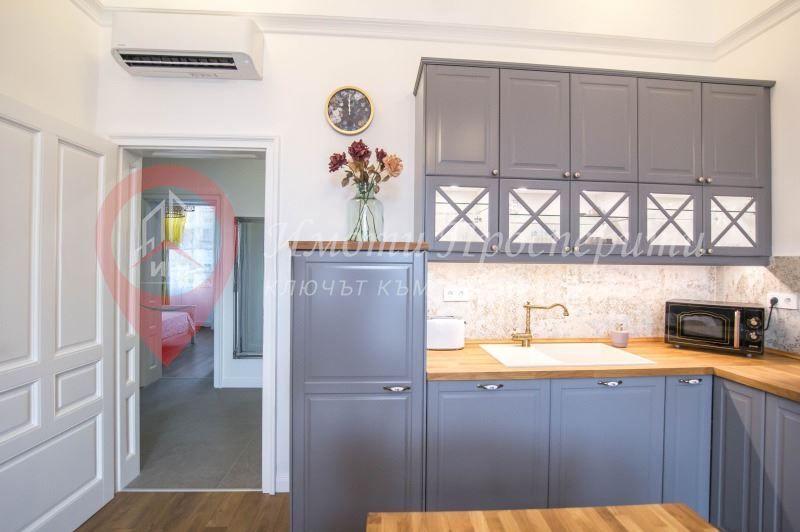 Дава се под наем Тристаен апартамент в София, Център - 90 кв.м за 1130 € - Снимка #1