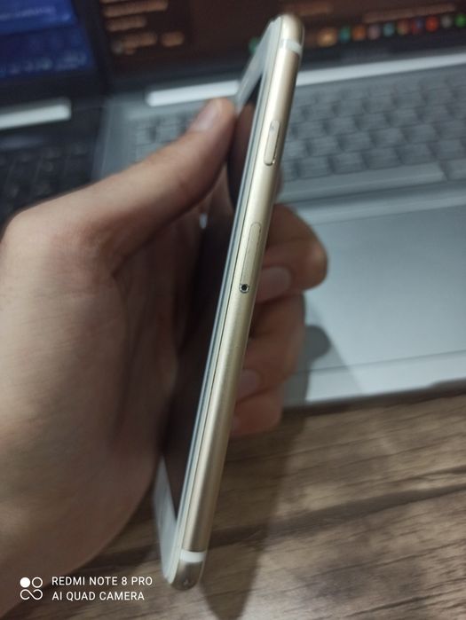 Iphone 7  Gold rangda