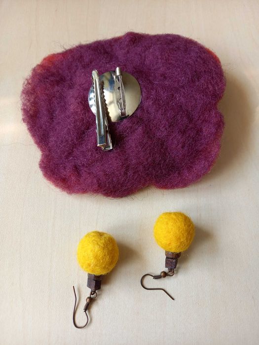 Комплект брошка и обеци от естествена вълна, ръчна изработка.
