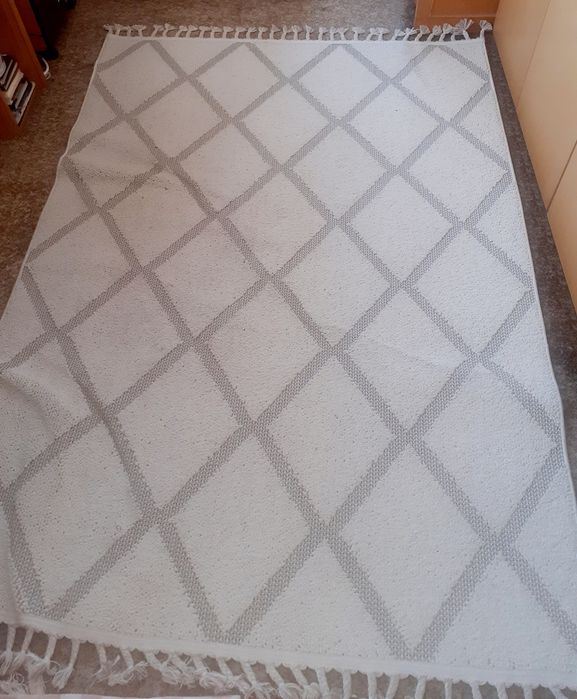 Продавам  бял  килим, с размер 200/140 см