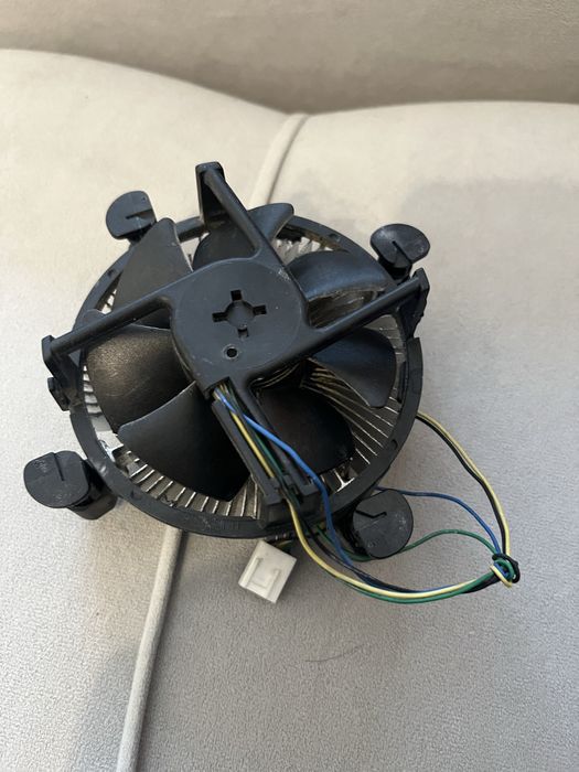 Продам штатный кулер Intel